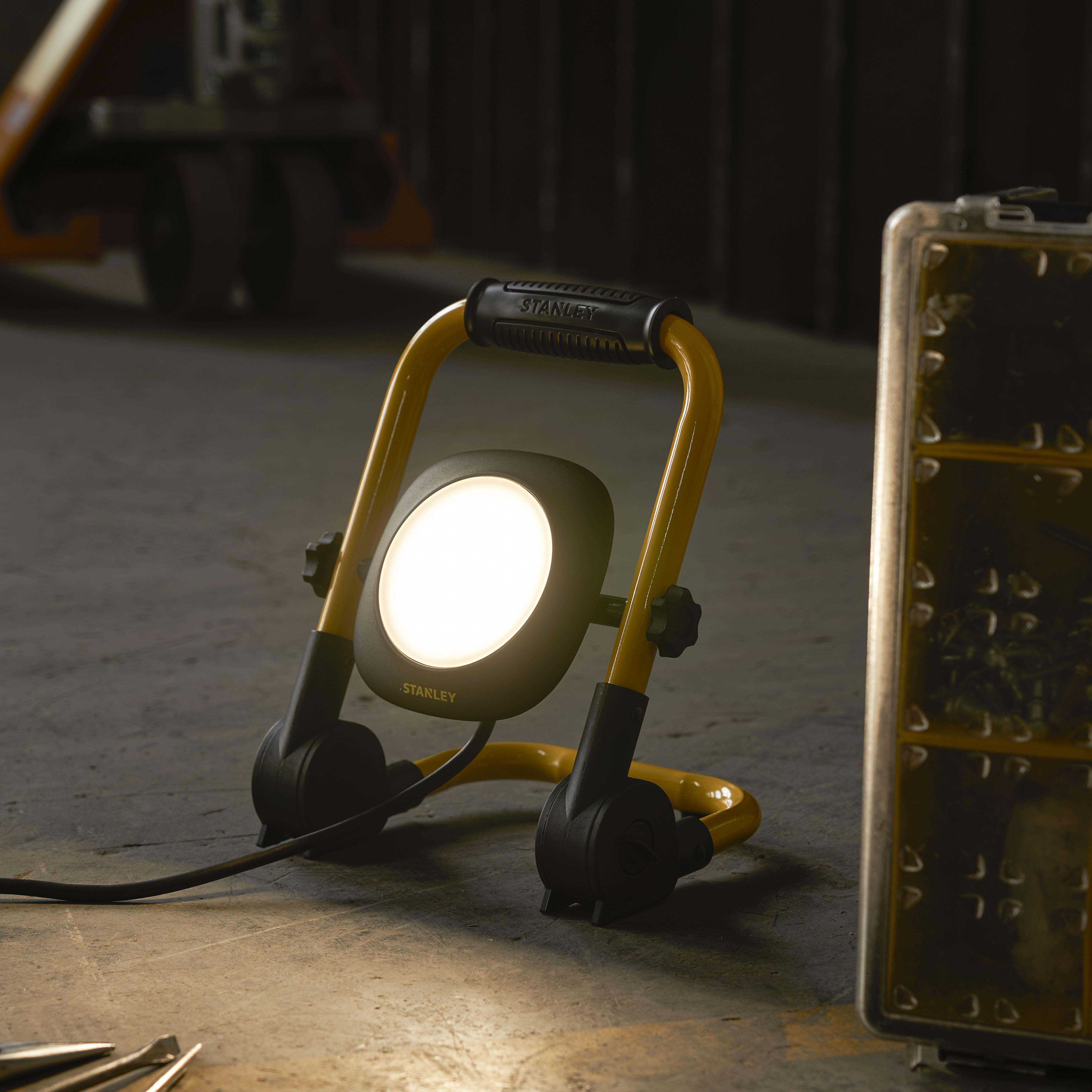 Stanley 20W Folding Worklight. 1800 Lumens. IP44.