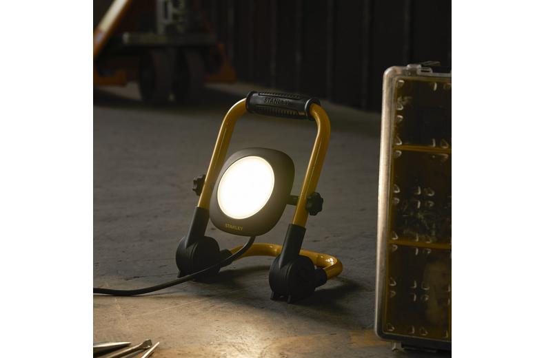 Stanley 20W Folding Worklight. 1800 Lumens. IP44. Stanley 20W Folding Worklight. 1800 Lumens. IP44.