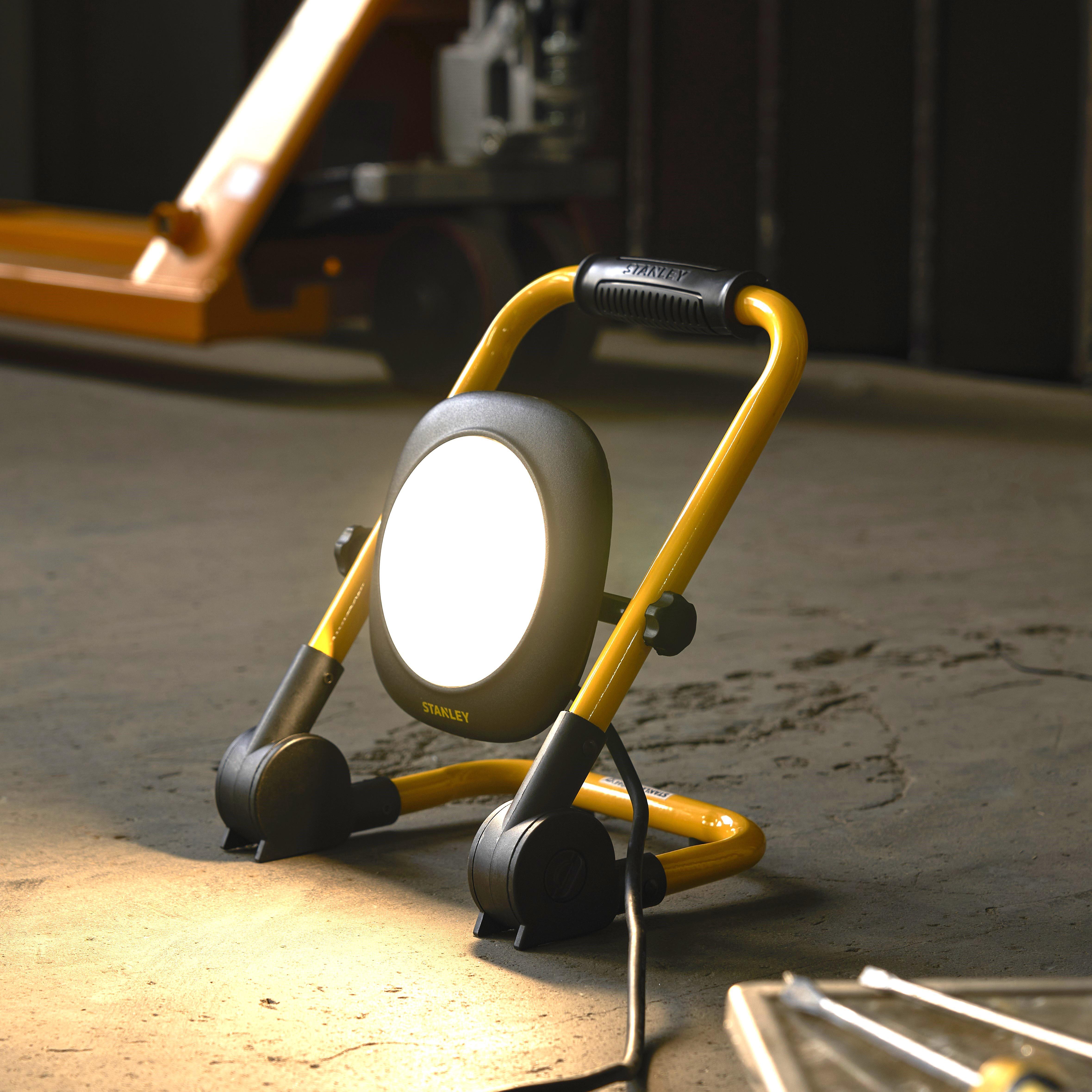 Stanley 30W Folding Worklight. 2700 Lumens. IP44.