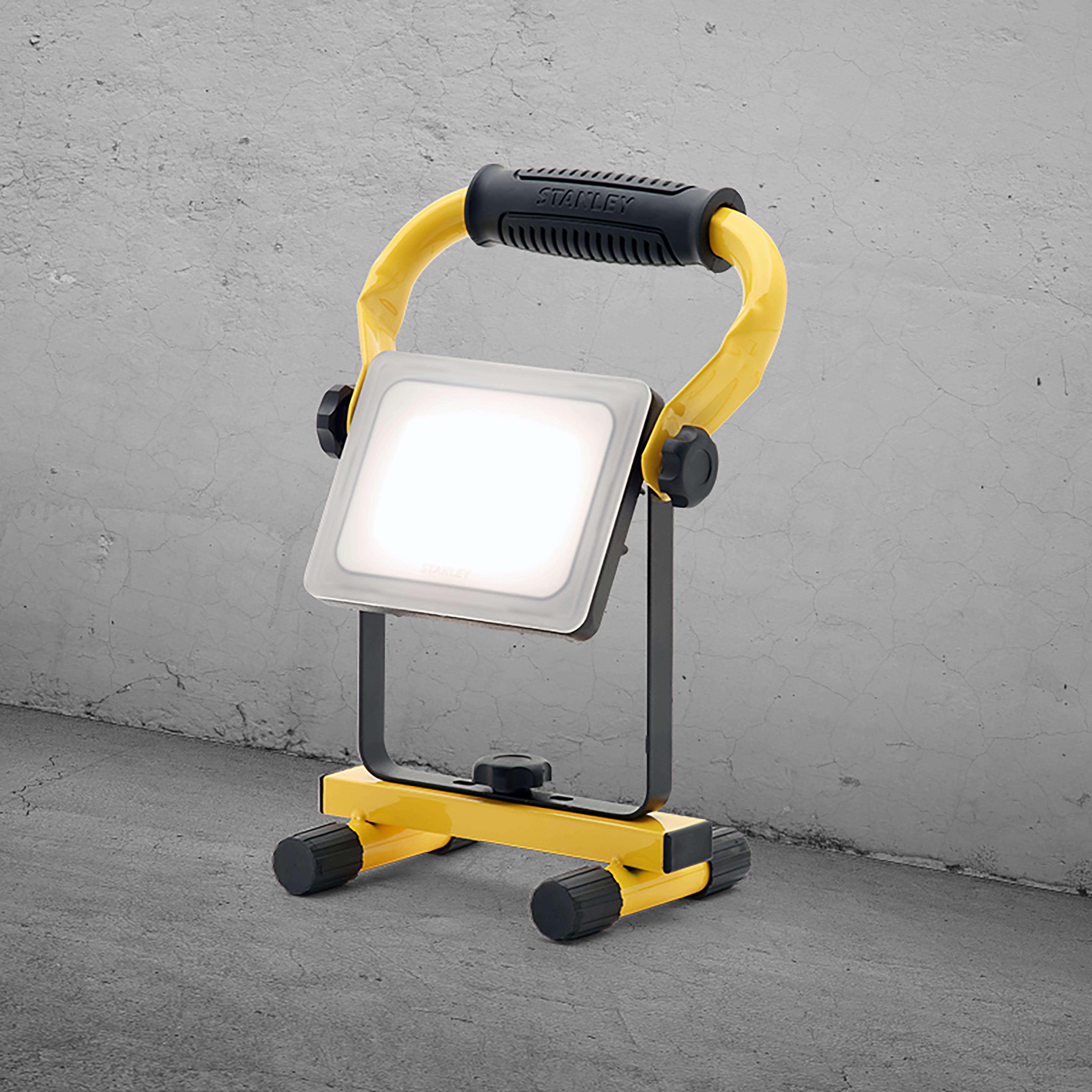 Stanley 20W Folding Worklight with Frosted Lens. 1800 Lumens. IP44.