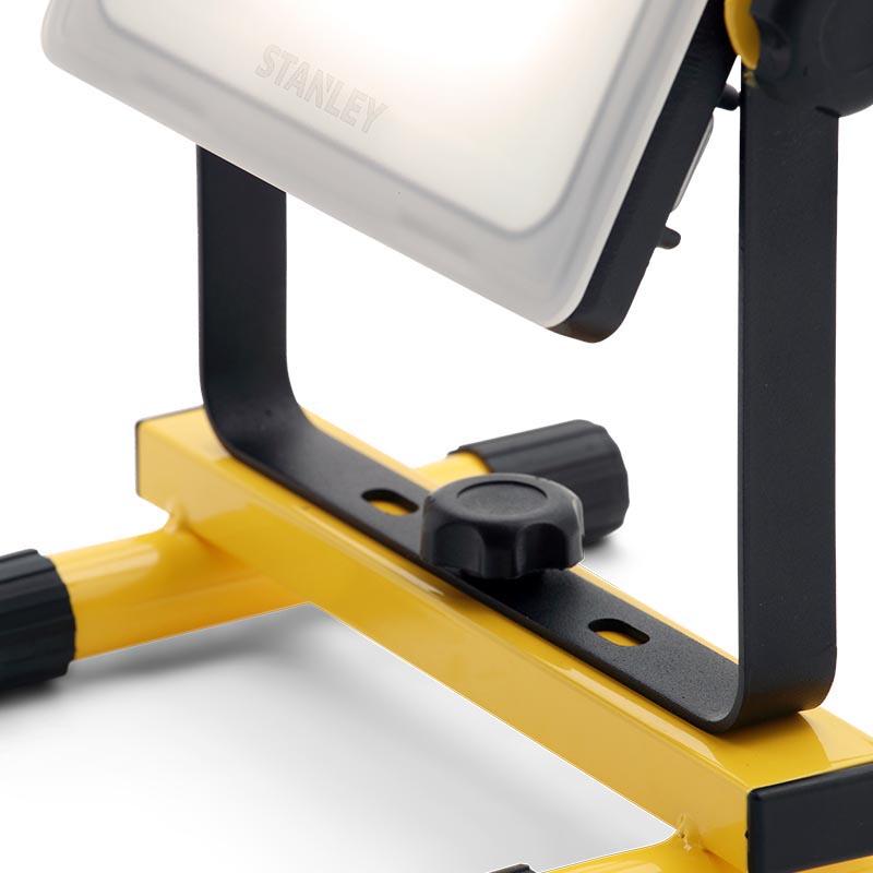 Stanley 30W Folding Worklight with Frosted Lens. 2700 Lumens. IP44.