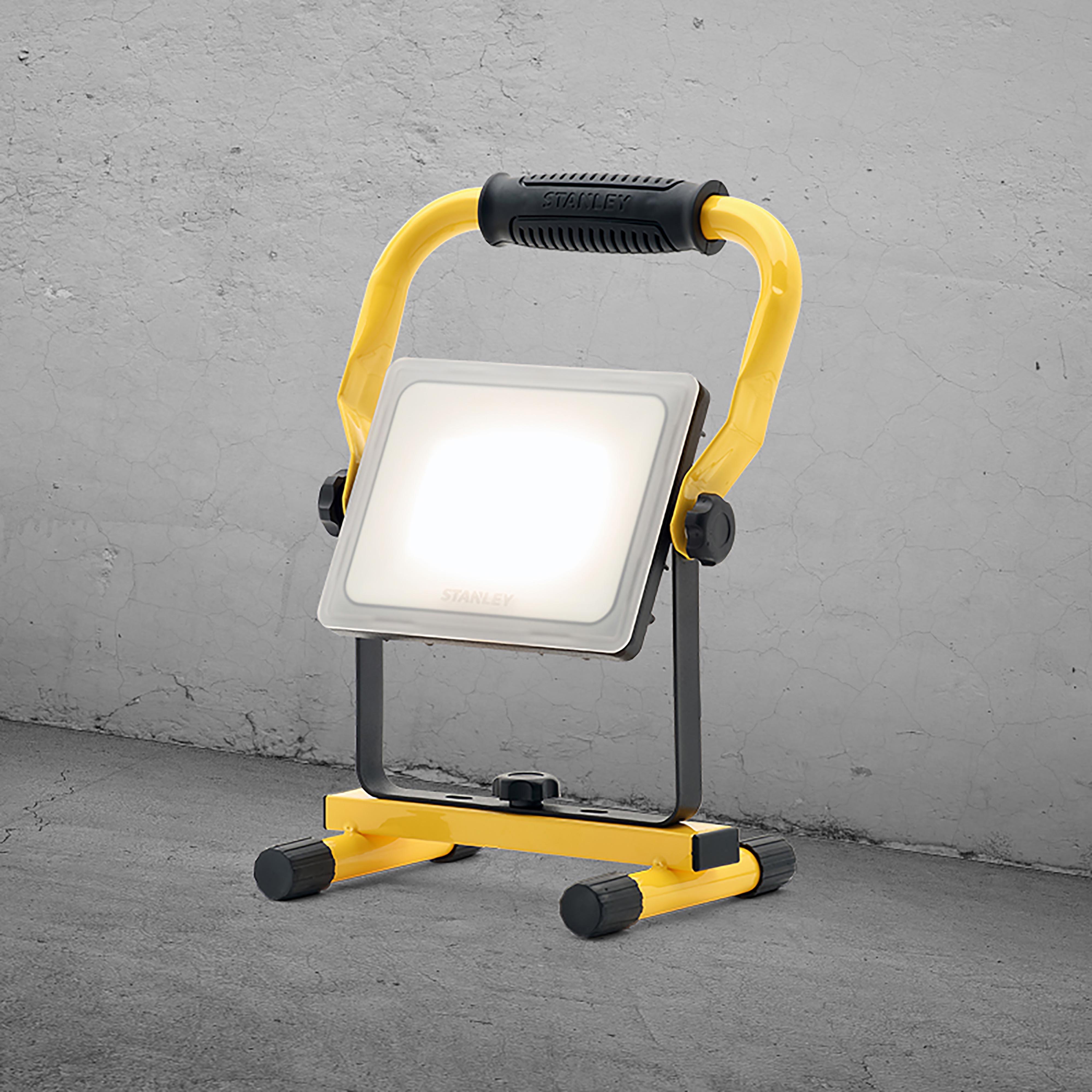 Stanley 30W Folding Worklight with Frosted Lens. 2700 Lumens. IP44.