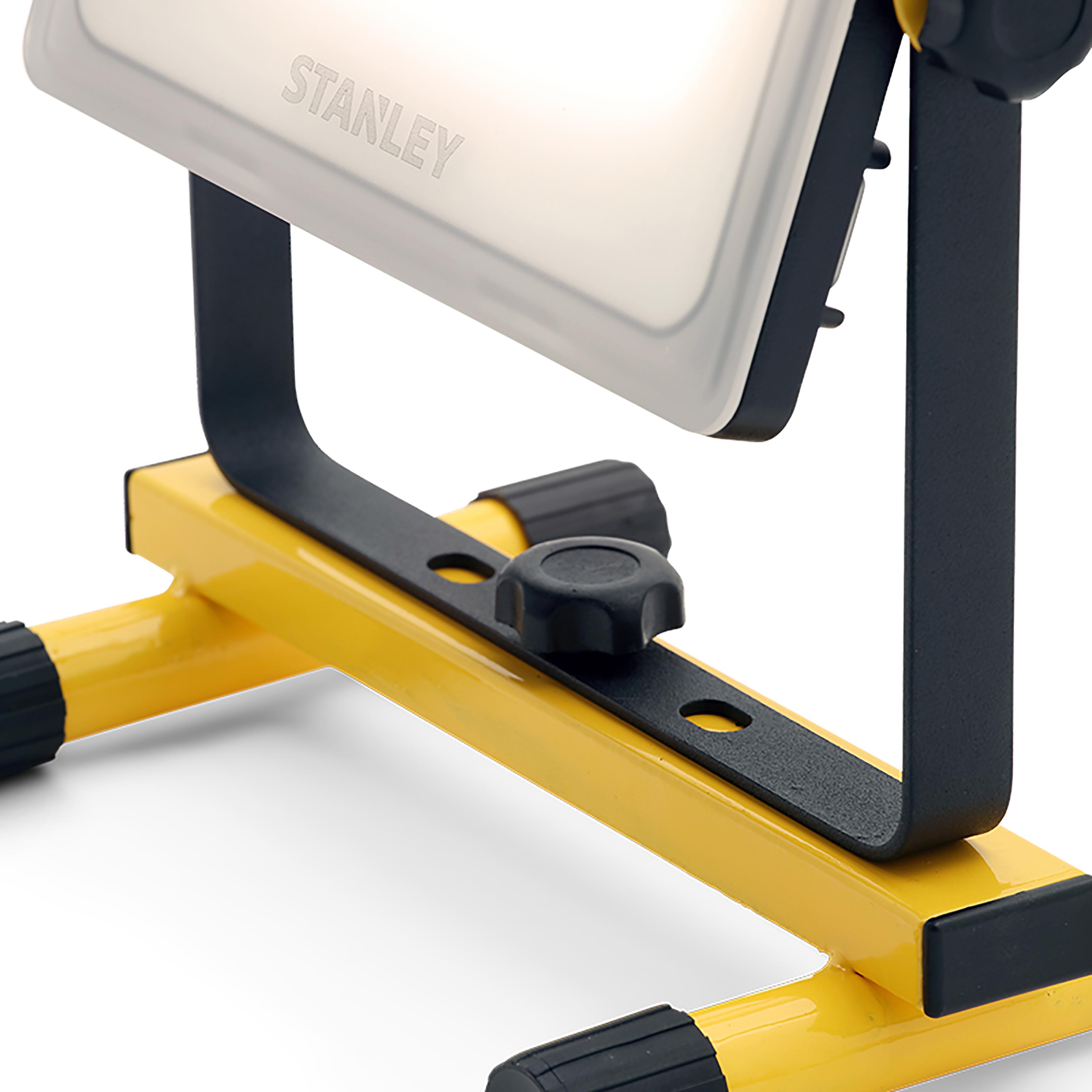 Stanley 50W Folding Worklight with Frosted Lens. 4500 Lumens. IP44.