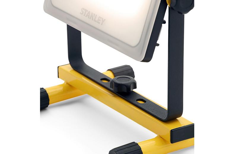 Stanley 50W Folding Worklight with Frosted Lens. 4500 Lumens. IP44. Stanley 50W Folding Worklight with Frosted Lens. 4500 Lumens. IP44.
