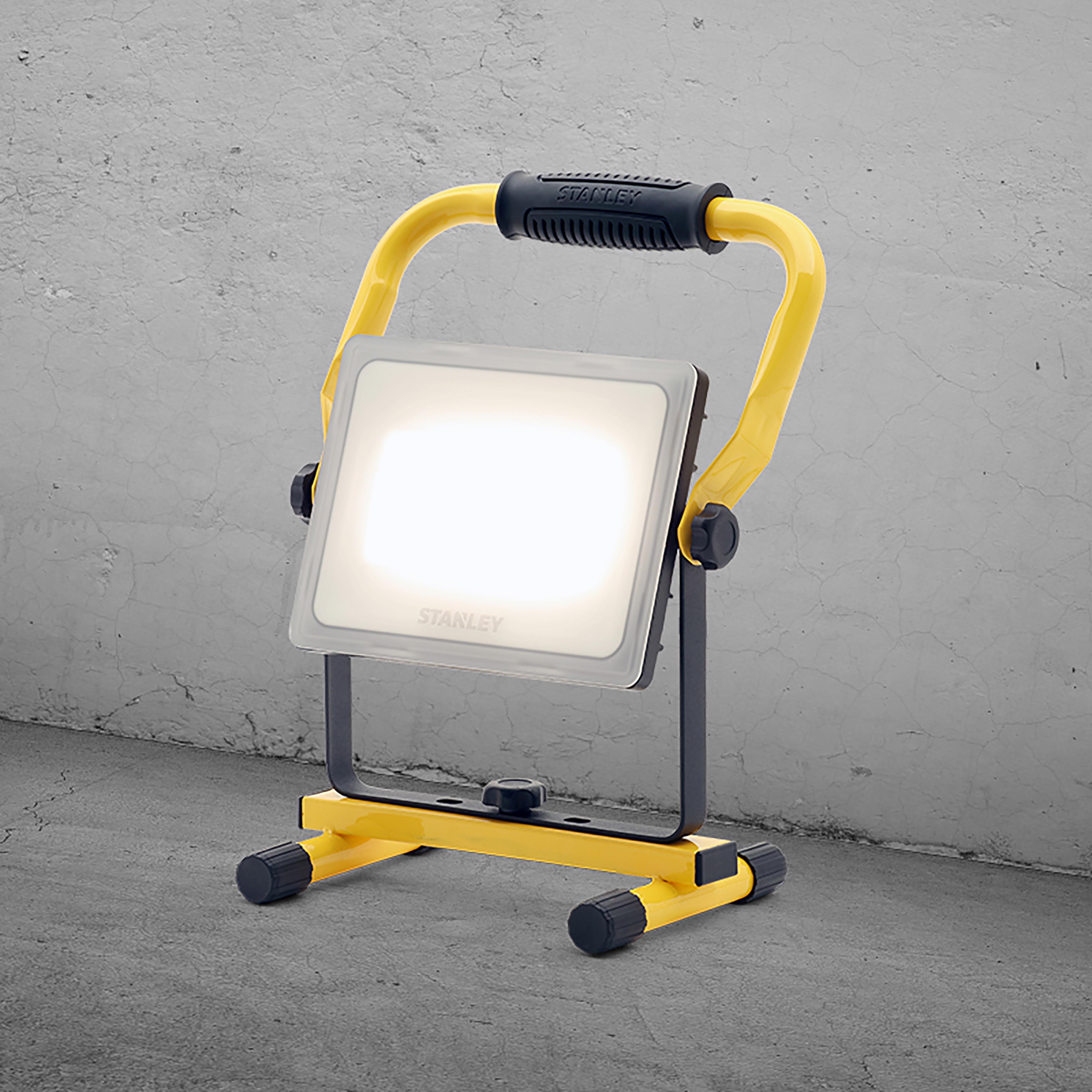 Stanley 50W Folding Worklight with Frosted Lens. 4500 Lumens. IP44.