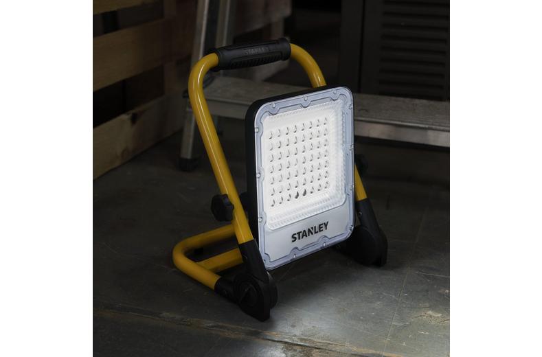 Stanley 2200 Lumen Slimline Rechargeable Worklight. IP65. DC to USB-A Stanley 2200 Lumen Slimline Rechargeable Worklight. IP65. DC to USB-A