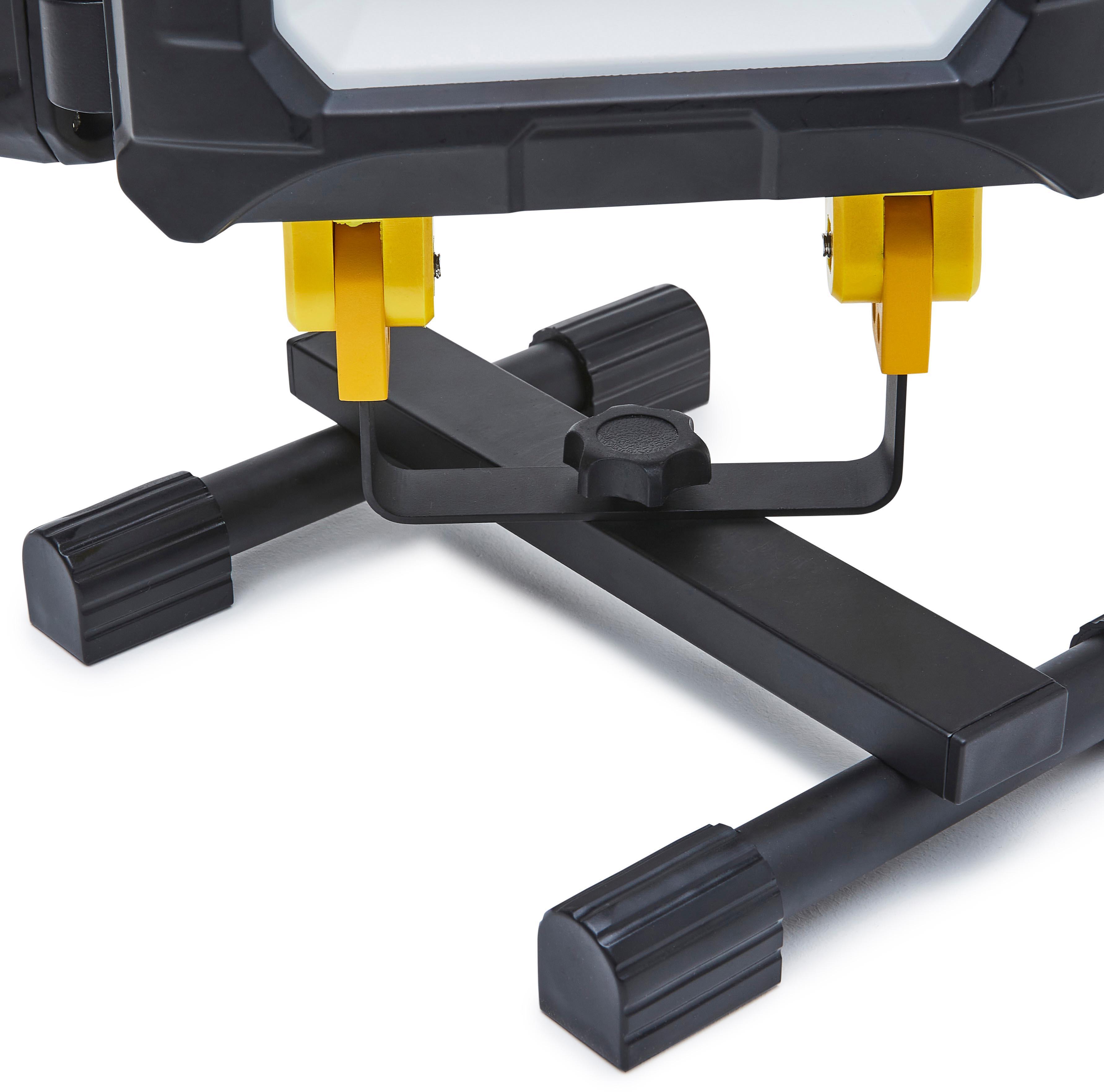 Stanley 50W Mains Powered Multi-Directional Worklight. Tripod Mountable. IP54. 4500 Lumens.
