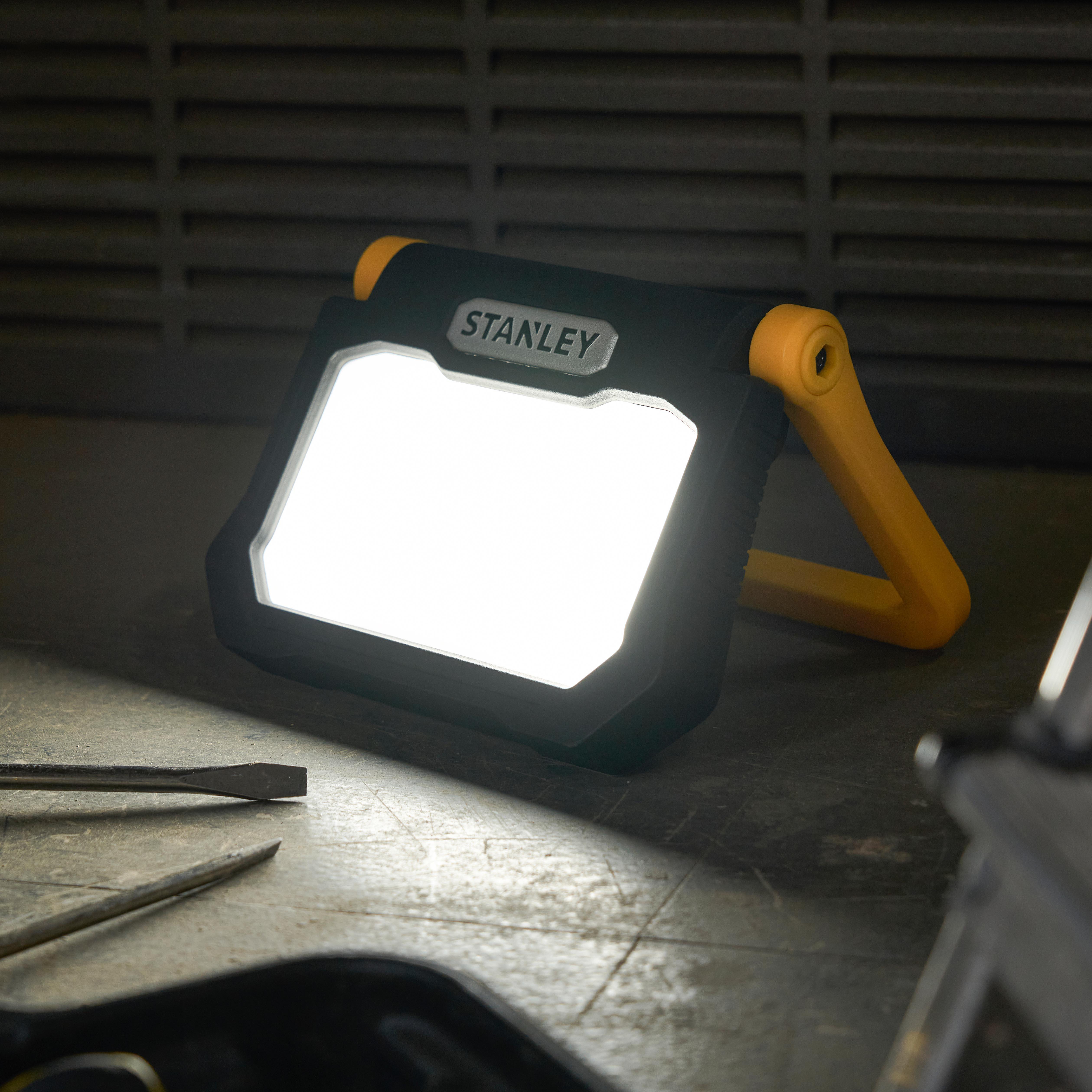 Stanley 20W Mains Powered Worklight. 2000 Lumens. IP54.