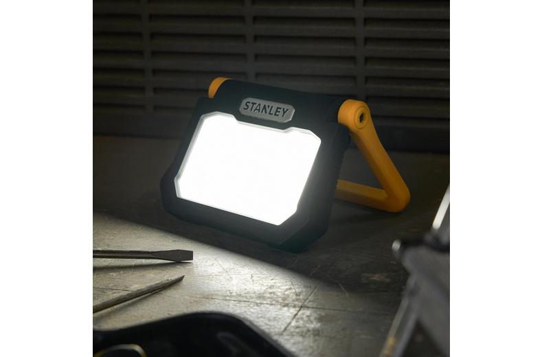 Stanley 20W Mains Powered Worklight. 2000 Lumens. IP54. Stanley 20W Mains Powered Worklight. 2000 Lumens. IP54.