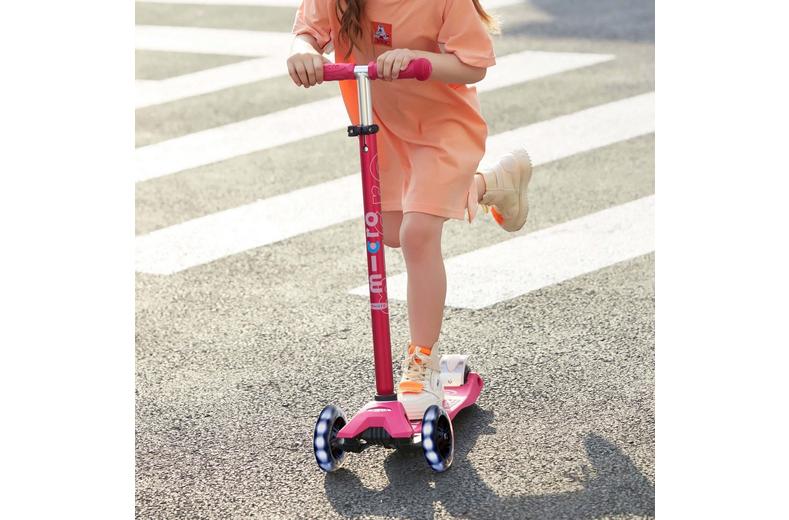 Maxi Micro Deluxe LED Scooter Maxi Micro Deluxe LED Scooter