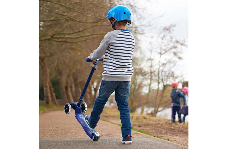 Maxi Micro Glow Deluxe LED Scooter Maxi Micro Glow Deluxe LED Scooter