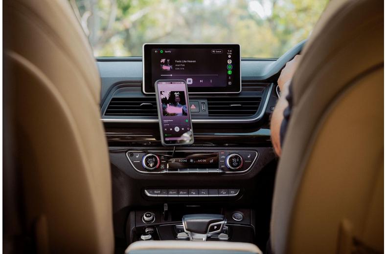 Quad Lock Wireless CarPlay / Android Auto Adaptor Quad Lock Wireless CarPlay / Android Auto Adaptor