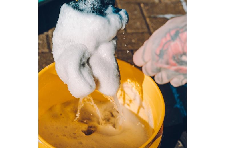 Meguiars Gold Class Car Shampoo and Conditioner 1.89 Litre Meguiars Gold Class Car Shampoo and Conditioner 1.89 Litre