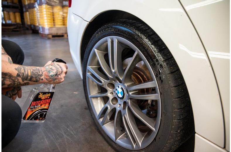 Meguiars High Gloss Hot Shine Tyre Spray 710ml Meguiars High Gloss Hot Shine Tyre Spray 710ml