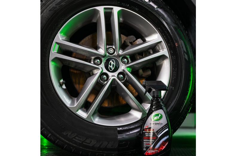 Turtle Wax Hybrid Solutions Graphene Acrylic Tyre Shine Spray Coating 680ml Turtle Wax Hybrid Solutions Graphene Acrylic Tyre Shine Spray Coating 680ml