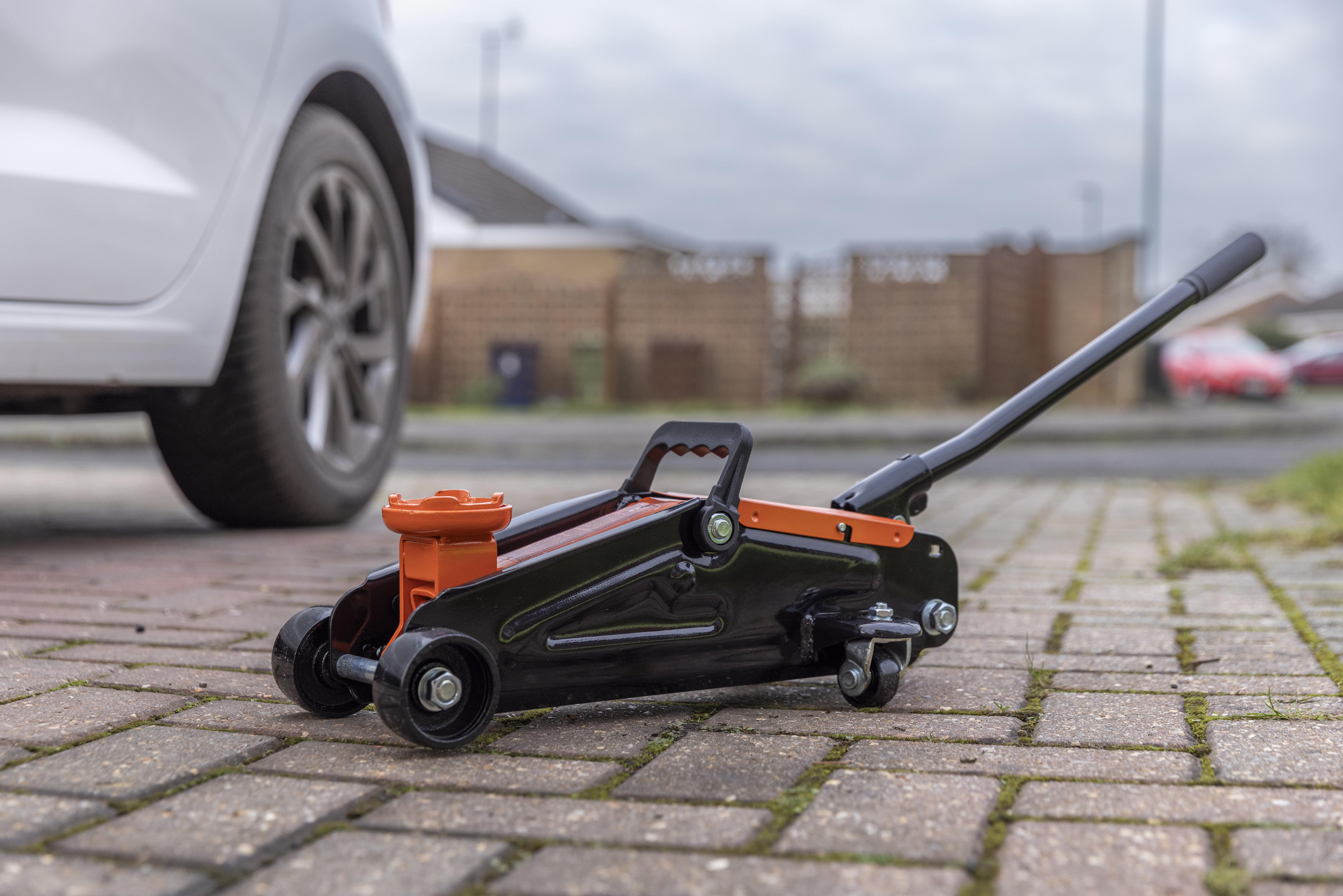 Halfords 2 Tonne Hydraulic Trolley Jack