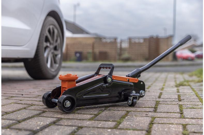 Halfords 2 Tonne Hydraulic Trolley Jack Halfords 2 Tonne Hydraulic Trolley Jack