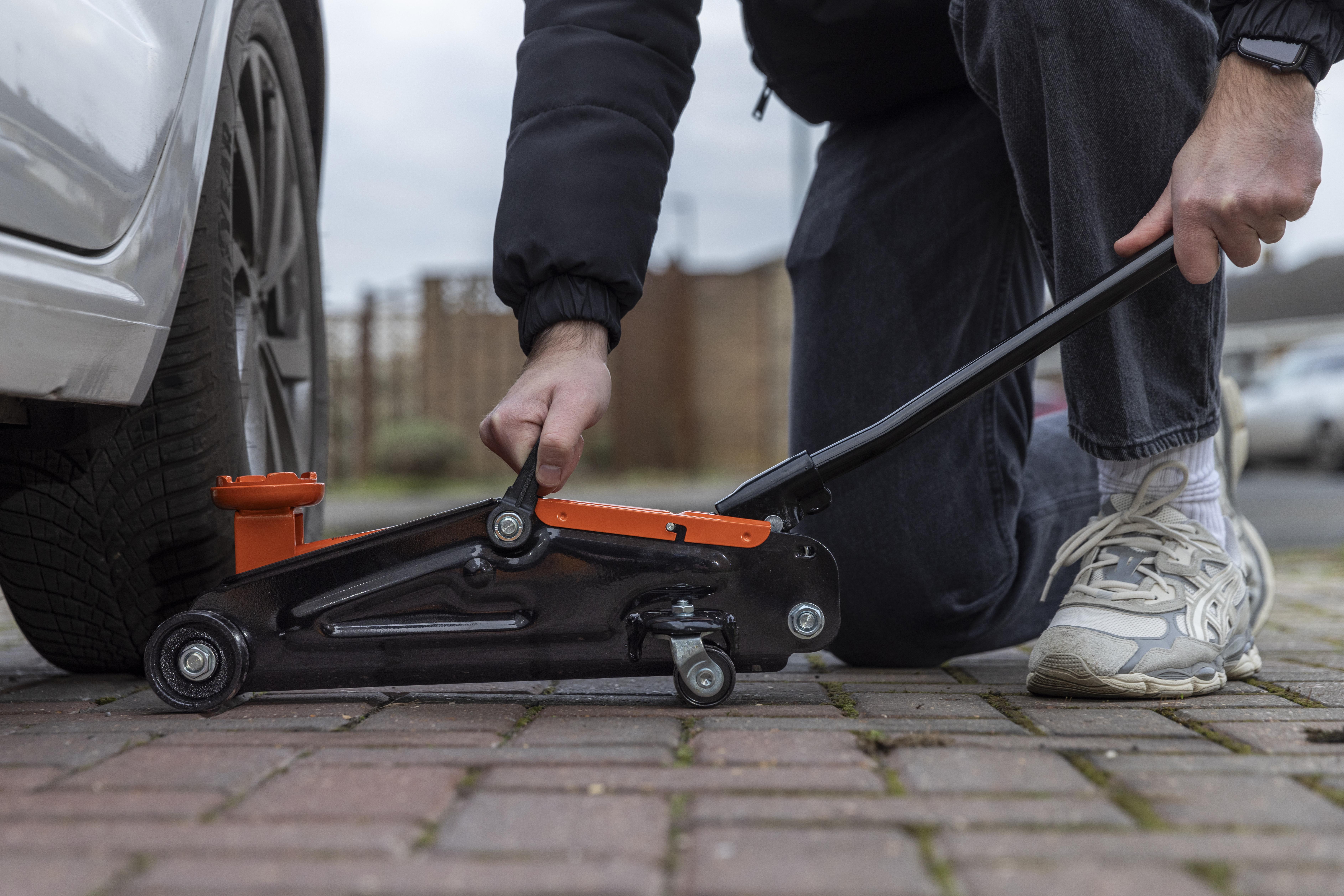 Halfords 2 Tonne Hydraulic Trolley Jack