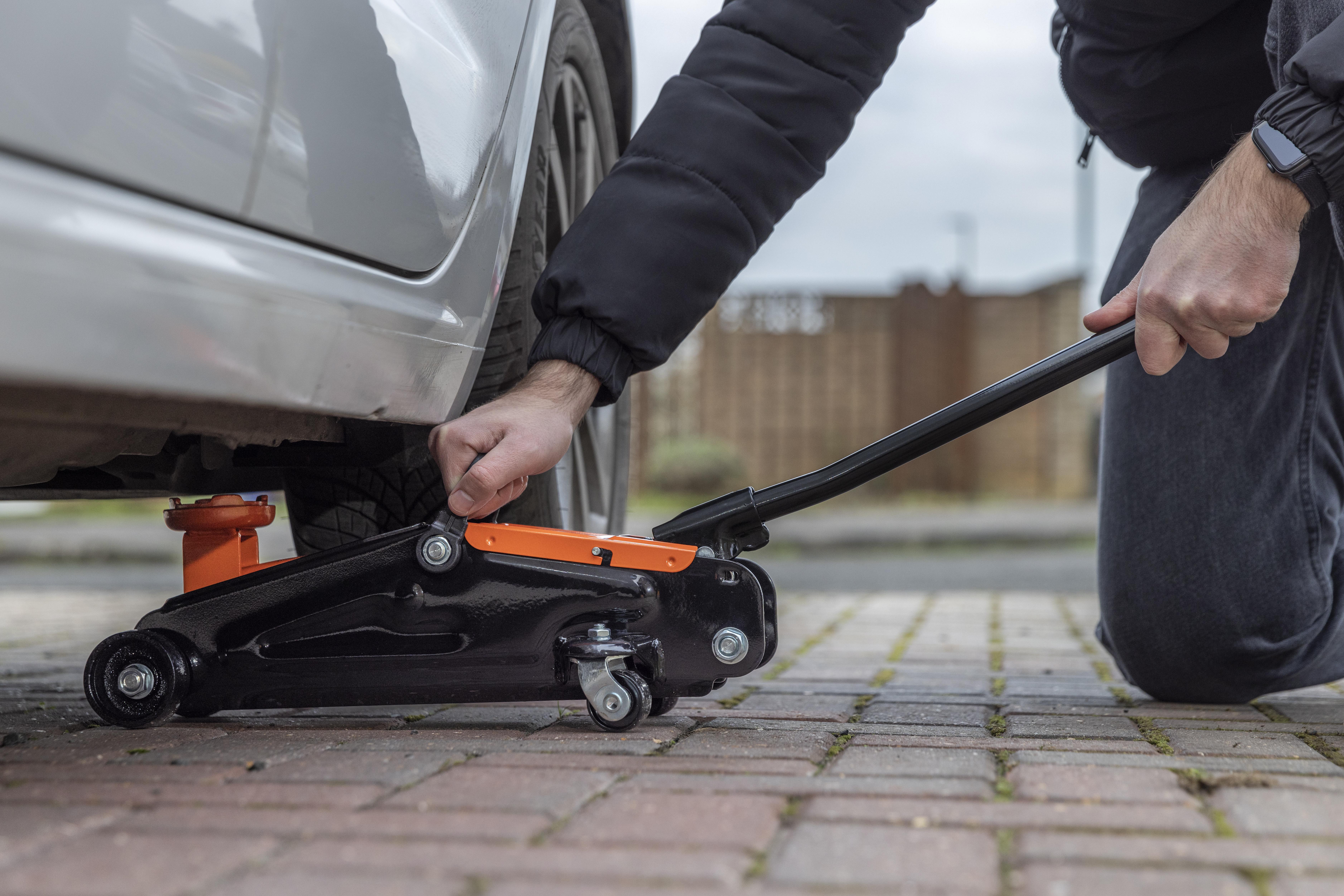 Halfords 2 Tonne Hydraulic Trolley Jack
