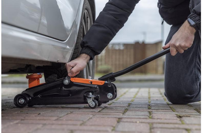 Halfords 2 Tonne Hydraulic Trolley Jack Halfords 2 Tonne Hydraulic Trolley Jack