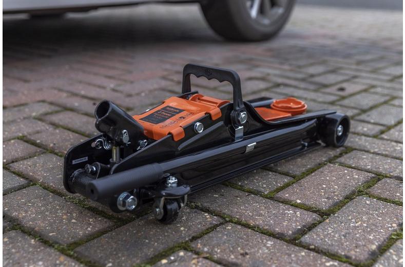Halfords 2 Tonne Low Profile Hydraulic Trolley Jack Halfords 2 Tonne Low Profile Hydraulic Trolley Jack