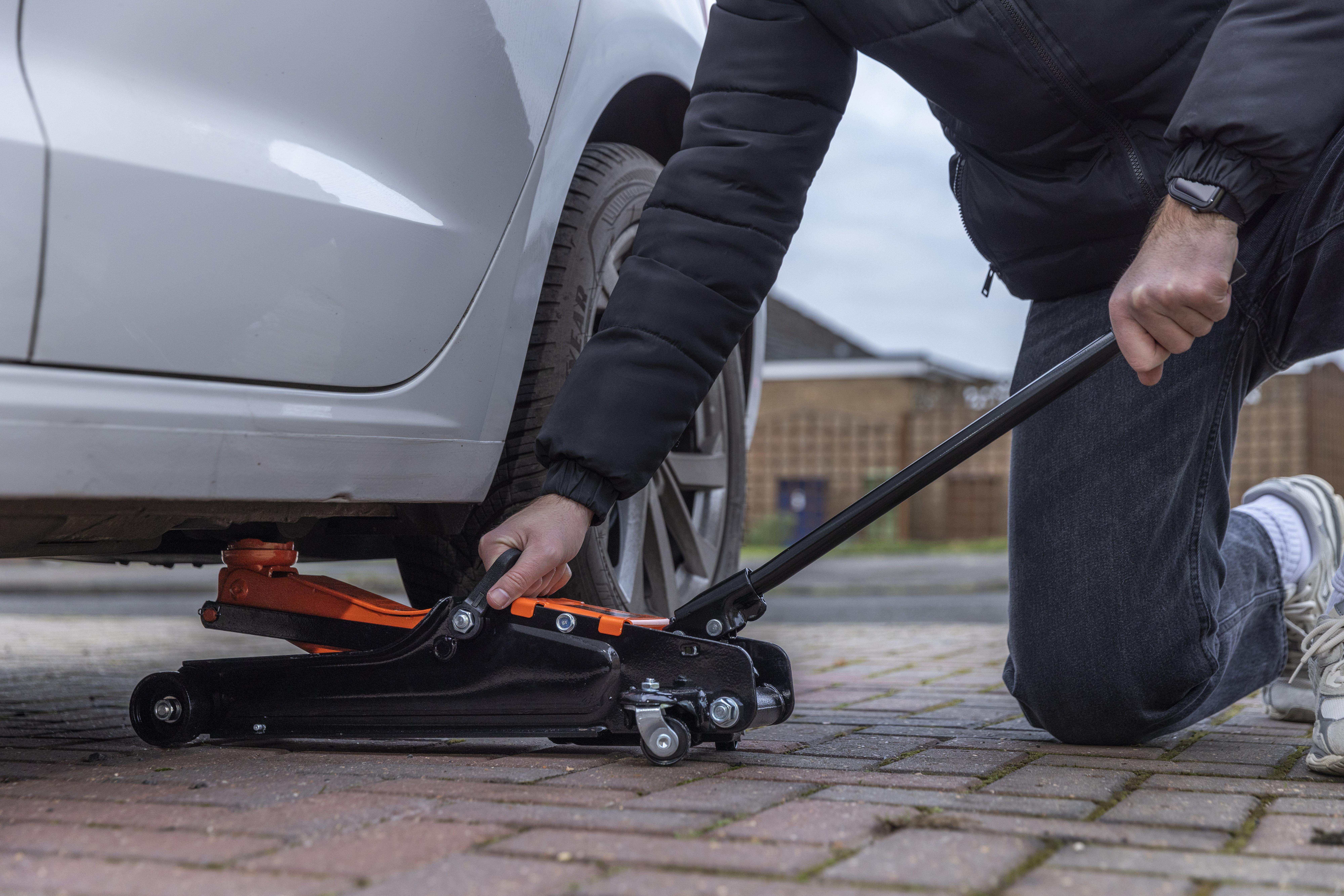 Halfords 2 Tonne Low Profile Hydraulic Trolley Jack