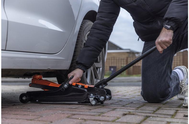 Halfords 2 Tonne Low Profile Hydraulic Trolley Jack Halfords 2 Tonne Low Profile Hydraulic Trolley Jack