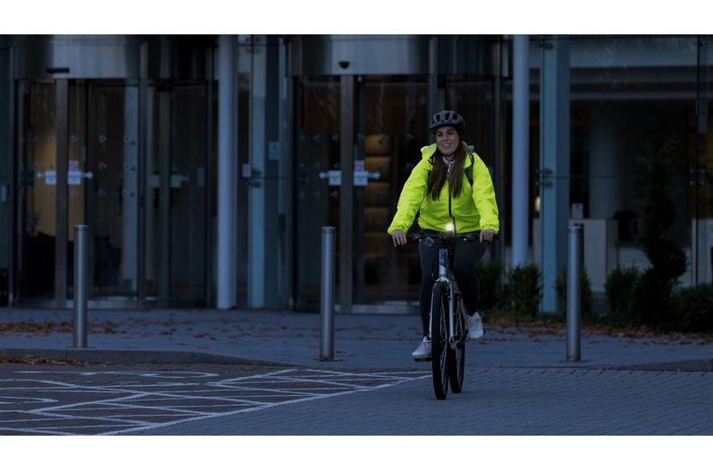 Halfords Advanced 200 Lumen Front Bike Light Halfords Advanced 200 Lumen Front Bike Light