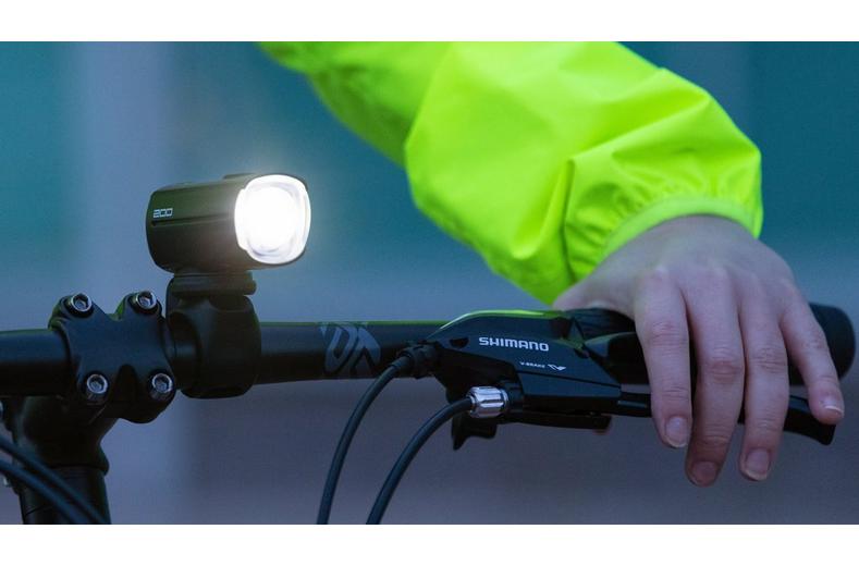 Halfords Advanced 200 Lumen Front Bike Light Halfords Advanced 200 Lumen Front Bike Light