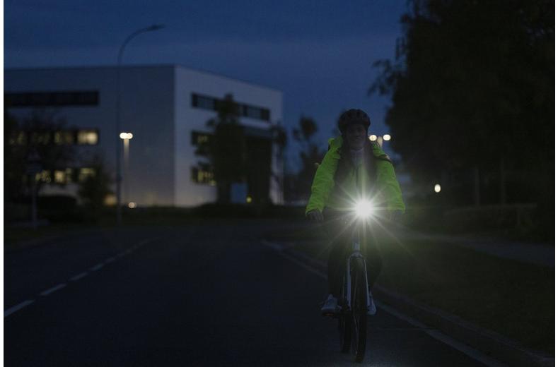 Halfords Advanced 200 Lumen Front Bike Light Halfords Advanced 200 Lumen Front Bike Light