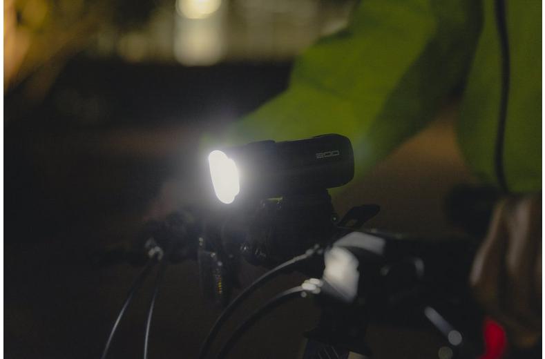 Halfords Advanced 200 Lumen Front Bike Light Halfords Advanced 200 Lumen Front Bike Light