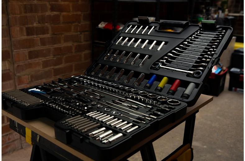 Halfords Advanced 200 Piece Socket and Ratchet Spanner Set Halfords Advanced 200 Piece Socket and Ratchet Spanner Set