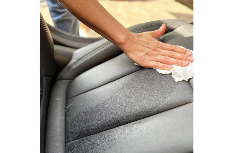 Turtle Wax Luxe Leather Cleaner & Conditioner Wipes Turtle Wax Luxe Leather Cleaner & Conditioner Wipes