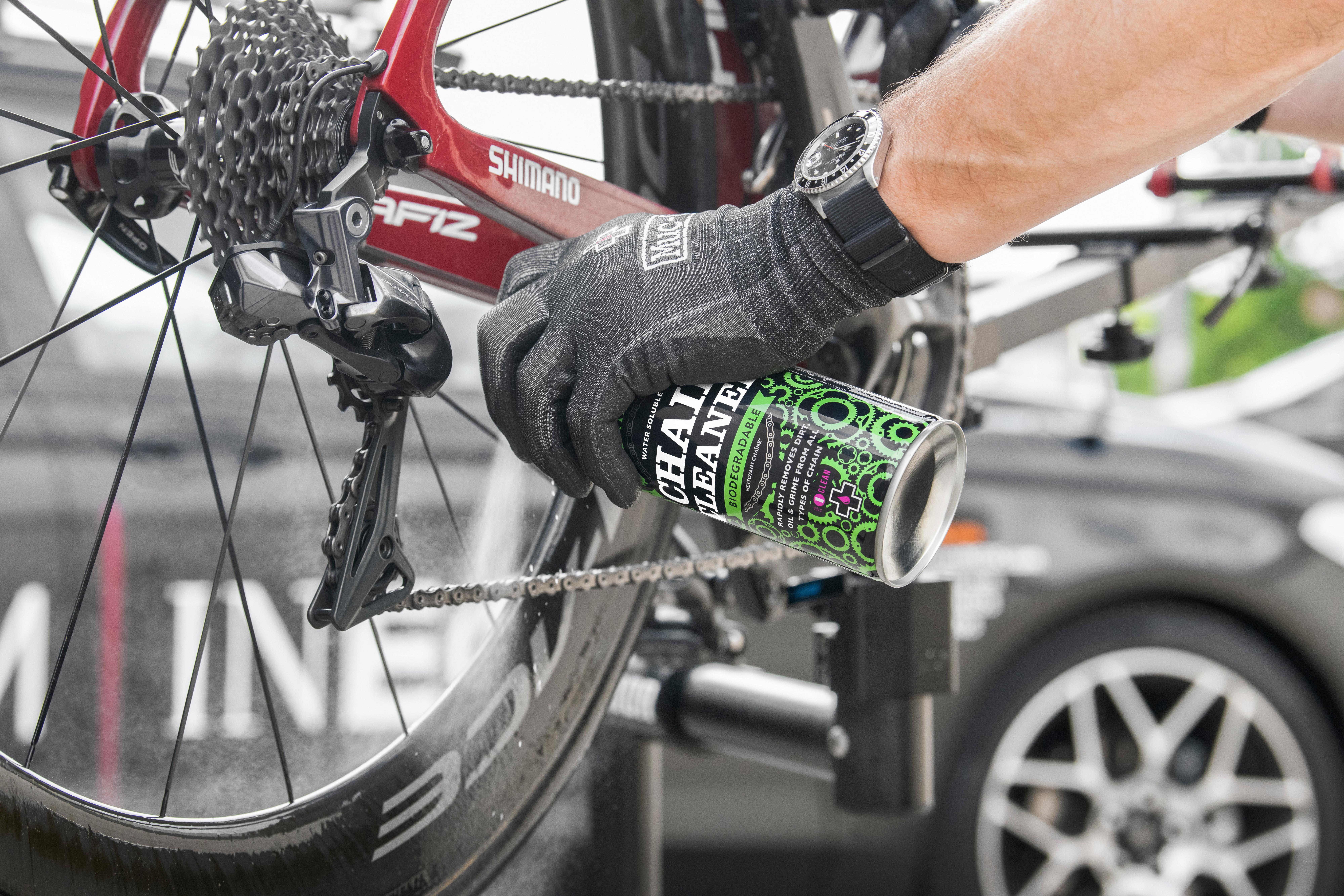 R15 V3 How To Clean Bike Chain At Home Muc-Off Chain Cleaner