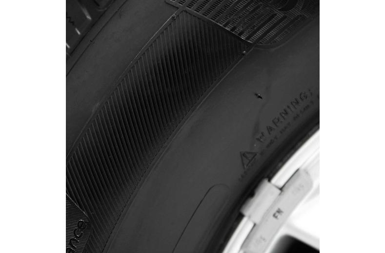 Turtle Wax Wet & Black Tyre Foam 500ML Turtle Wax Wet & Black Tyre Foam 500ML